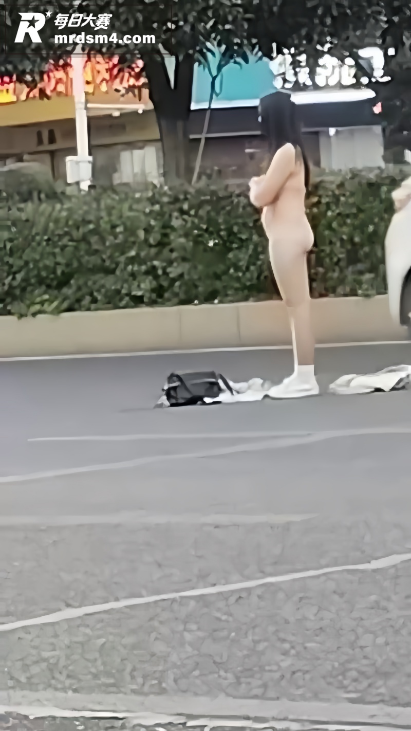 邵阳高铁站女子全裸站相关图片3